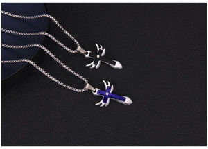 Détail montrant des colliers croix bleus et noirs avec ailes d'ange et petits cristaux