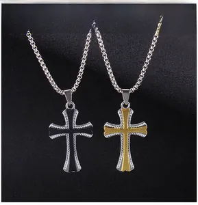 Dettaglio di ciondoli a croce neri e oro con micro-cristalli incastonati e catene d'argento