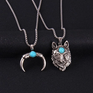 Pendentifs vintage tête de loup et corne avec turquoise bleue sur chaîne en acier