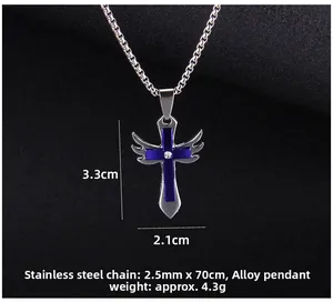 Vue détaillée du pendentif croix à ailes argentées avec pierre bleue et dimensions