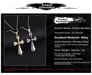 Dettaglio di collane con croce gotica in oro e argento con catena in acciaio inox da 70 cm