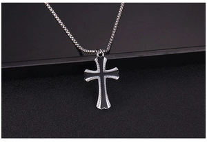 Dettaglio del ciondolo a croce in argento con smalto nero e zirconi su catena box