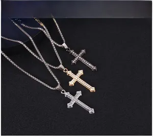 Detailsicht der Kreuzanhänger in Silber, Gold und Schwarz mit glitzernden Strasssteinen