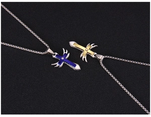 Gros plan de pendentifs croix en acier vintage avec ailes d'ange et incrustation cristal