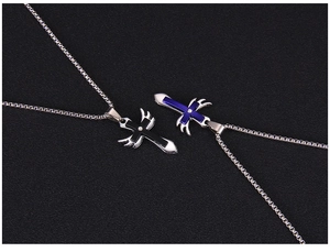 Vue macro de pendentifs en croix avec détails en émail bleu et noir et motifs d'ailes