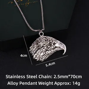Collier vintage tête d'aigle en acier inoxydable avec texture de plumes réaliste
