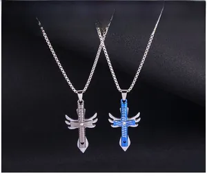 Detailansicht von Vintage-Kreuzanhängern mit Engelsflügeln und Diamant-Kiss-Gravurdetails