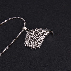 Pendentif tête d'aigle punk vintage en acier inoxydable argenté avec chaîne à billes