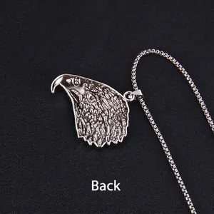 Vue arrière du collier tête d'aigle en acier inoxydable rétro avec texture détaillée