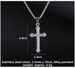 Details des Kreuzanhängers 4,4x2,4cm und der 70cm langen Edelstahl-Boxkette im Zoom