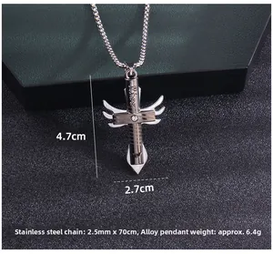 Detailansicht eines Silberkreuz-Anhängers mit Kiss-Gravur und Kristall an 70cm Kette