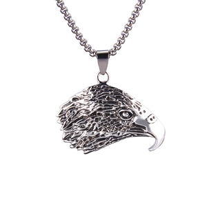 Collier pendentif tête d'aigle punk rétro en acier inoxydable avec chaîne à mailles carrées