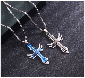 Detailansicht der Schwert-Kreuz-Anhänger mit Kiss-Gravur und eingelegtem Diamanten
