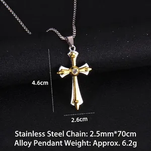 Collana con croce gotica con cristallo in oro e argento su una lunga catena a sfere