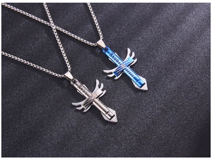 Detail von Kreuz-Schwert-Anhängern in Silber und Blau mit Kristallbesatz und Kiss-Gravur