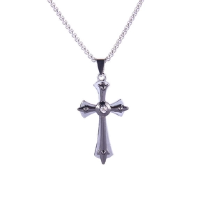 Collana croce gotica in acciaio inossidabile con diamante su sfondo bianco