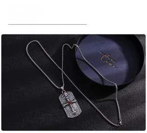 Détail macro du pendentif croix gothique avec pierre rouge et gravure vintage