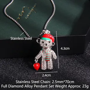 Pendentif ours de Noël avec strass brillants et coeur rouge sur écrin de bijoux vert foncé