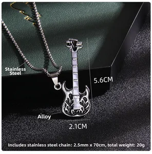 Detailaufnahme der Rock-Gitarre-Anhänger mit Feuer-Hohlmuster und Edelstahl-Kette für Herren