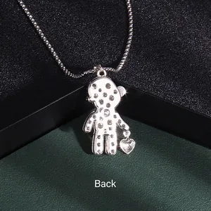 Collier ours argenté avec pendentif cœur rouge et détails en zircone, vue arrière