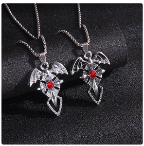 Pendentif croix chauve-souris gothique avec strass rouge et chaîne à perles