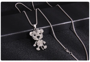 Vue macro du pendentif tigre argenté orné de strass brillants et de rayures noires