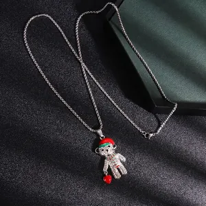 Collier ourson de Noël avec cœur rouge et cristaux sur une boîte cadeau sombre