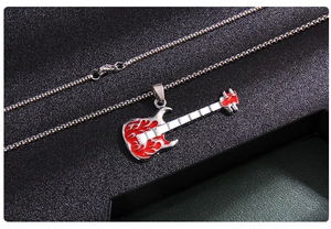 Nahaufnahme einer Rockgitarren-Halskette mit roten Emaille-Flammenmustern im Detail