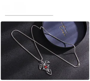 Vue détaillée du pendentif gothique avec ailes de chauve-souris et cristal rouge