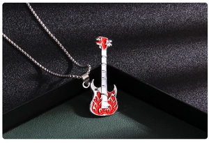 Detail der Gitarrenanhänger mit rotem Flammenmuster und silberner Edelstahl-Kugelkette