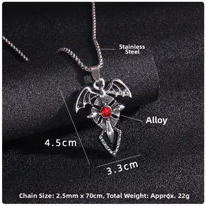 Détail du pendentif croix chauve-souris gothique avec pierre rouge et dimensions de la chaîne