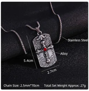 Vue détaillée du collier croix avec gemme rouge et chaîne à billes en acier de 2,5 mm