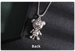 Vue arrière du pendentif ours mécanique en argent avec motif floral ajouré sur la bague
