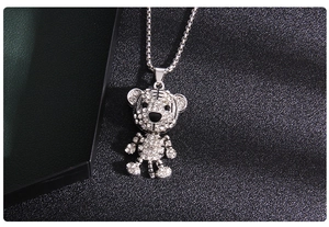 Détail macro du collier pendentif tigre argenté avec strass brillants et chaîne maille