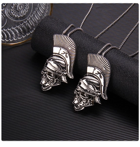 Détail du pendentif crâne casque spartiate gothique avec artisanat en métal rétro