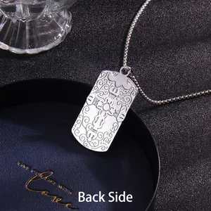 Vue arrière du collier pendentif croix carrée en argent sur boîte à bijoux pour hommes et femmes