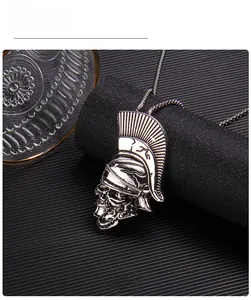 Détail du pendentif crâne gothique avec casque spartiate en finition argent vintage