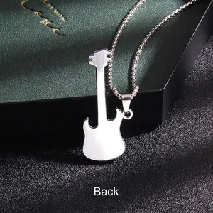 Silberner Gitarrenanhänger Halskette Rückansicht mit Kugelkette auf Displaybox