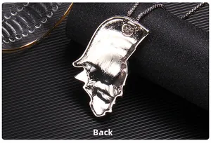 Vue macro du dos texturé d'un pendentif tête de mort gothique sur une chaîne à billes