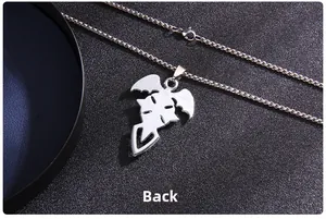 Vue détaillée de l'envers du pendentif gothique en acier avec croix et chauve-souris
