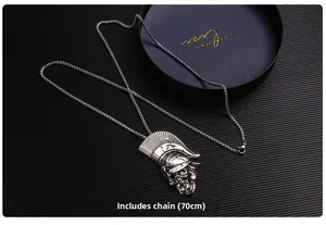 Détail du pendentif crâne avec casque spartiate et chaîne en acier inoxydable de 70cm