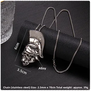 Vue rapprochée du pendentif crâne casque spartiate argenté aux dimensions 6x3,5 cm