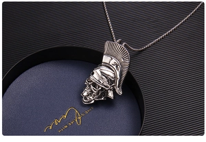 Gros plan du pendentif crâne gothique avec casque spartiate sur boîte à bijoux