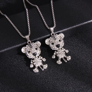 Colliers avec pendentifs tigre étincelants ornés de strass blancs sur fond cuir noir