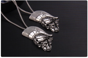 Détail de pendentifs guerrier crâne en argent vintage avec casques de gladiateur sur noir