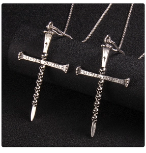 Makro-Detail der Gothic-Totenkopf-Kreuz-Halskette mit lateinischer Sieben-Sünden-Gravur