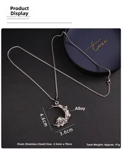 Détail macro du pendentif crâne de lune avec texture rocheuse et chaîne en acier inox