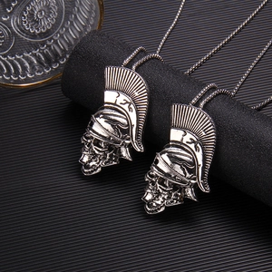 Collier Pendentif Crâne Casque de Guerrier pour Hommes Femmes Chaîne en Acier Inoxydable Alliage Punk Hip Hop Bijoux