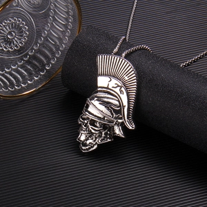 Collier tête de mort hip hop avec casque spartiate en acier inoxydable style rétro