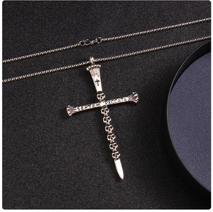Detailansicht der Septem Peccata Gothic Kreuzkette mit eingravierten Totenkopf-Motiven